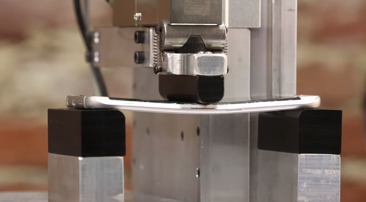 SquareTrade_Shows_Samsung_S6_Edge_as_Bendable_as_iPhone_6_Plus___More_Likely_to_Crack_Under_Pressure_-_YouTube 2