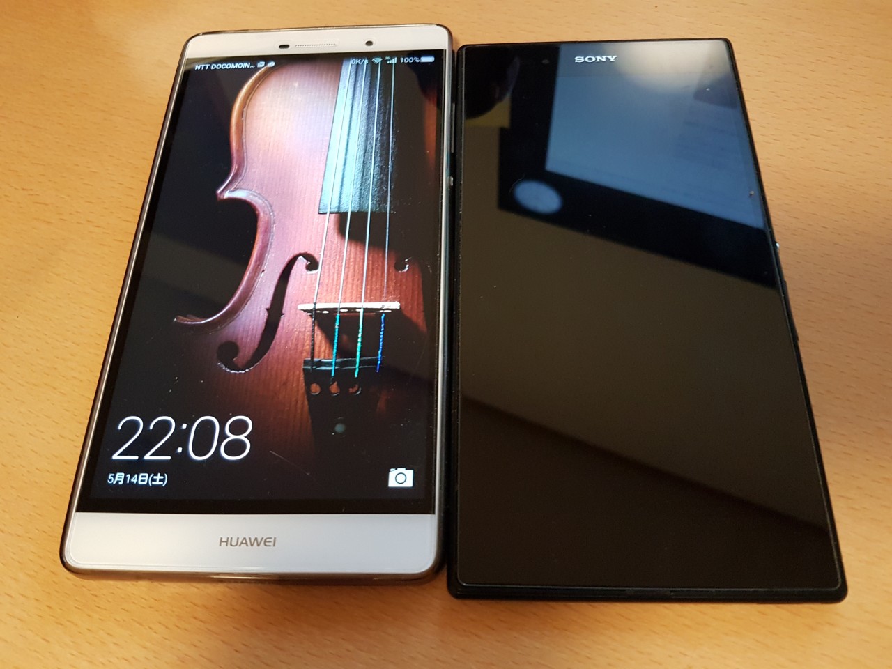 Huawei P8 Max(左)とXperia Z Ultra(右)