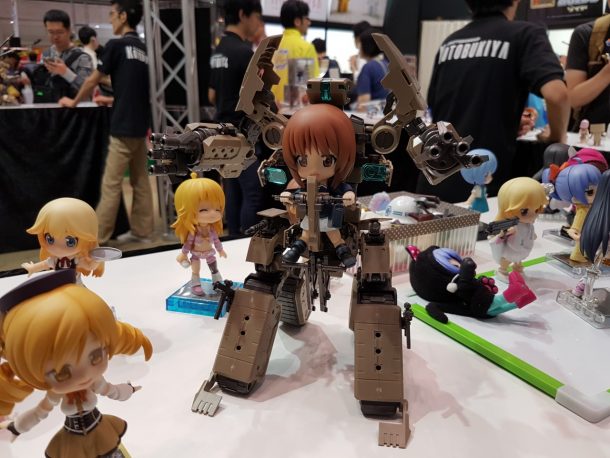 コトブキヤのブースではフレームアームズ（？）に乗る西住殿も。