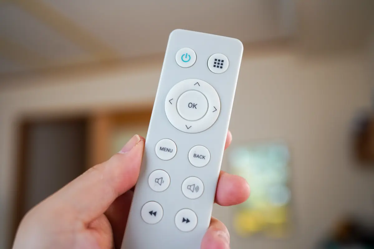 部屋の中に新たな窓を。ここではない風景を映せるAtmoph Window 2をお