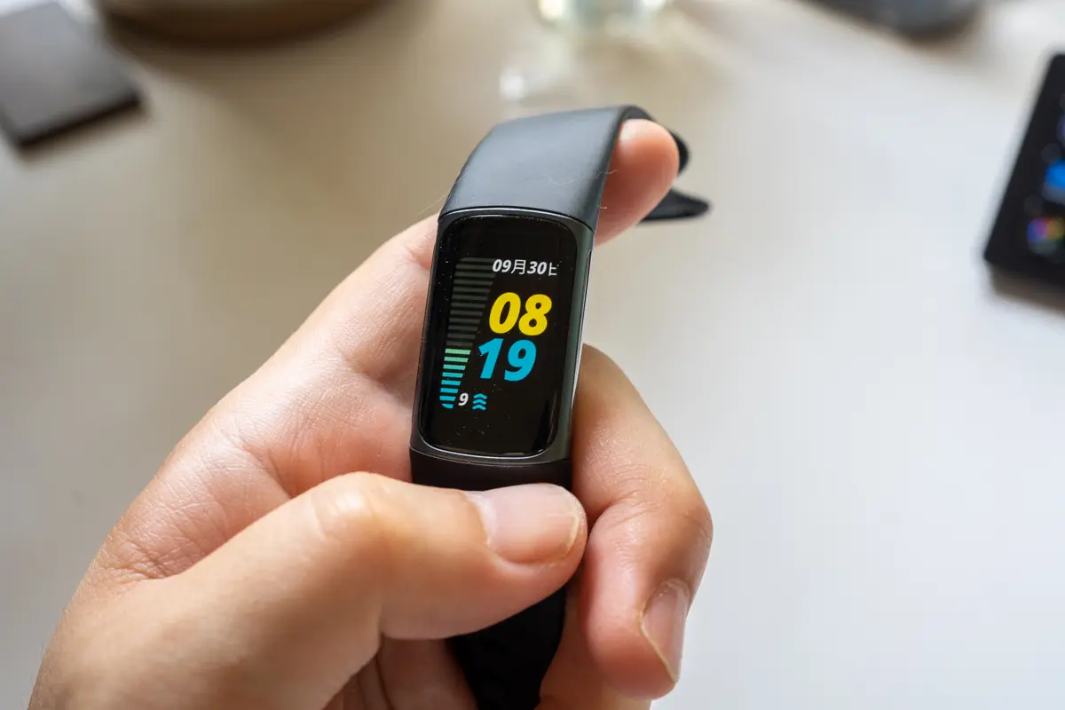 Fitbit Charge 5レビュー。デザインは新しいけど、機能的な進化