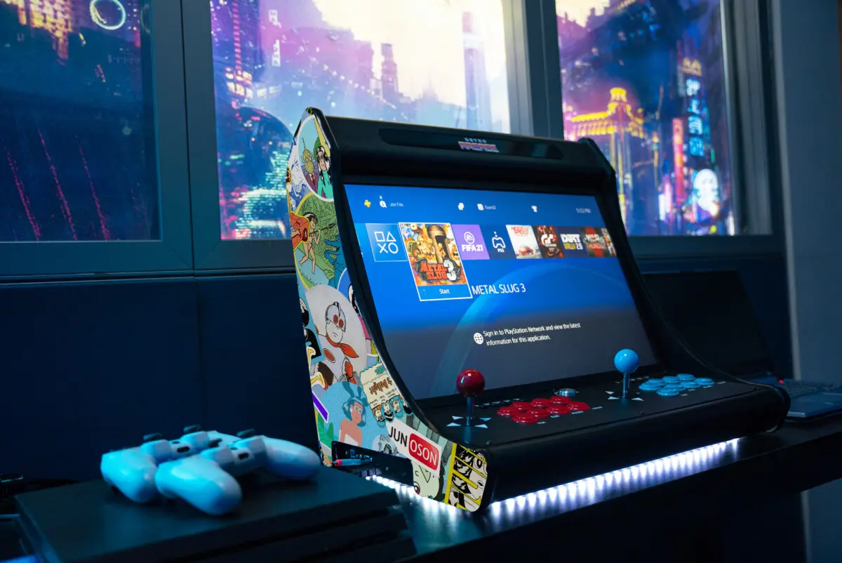 ゲーム機を繋いで使うレトロ筐体「tanoshibe」、ゲーム好きに