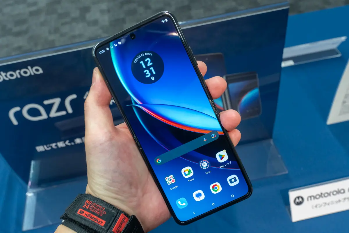 コンパクトな折りたたみ端末「motorola razr 40 ultra」8月下旬 コンパクトな折りたたみ端末「motorola razr 40 ultra」8月下旬