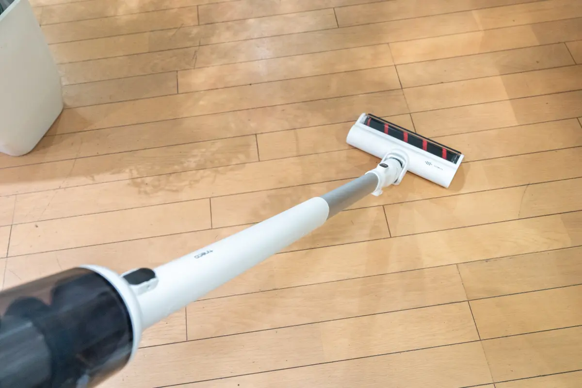 ハンディクリーナーにもなるスティック型水拭き掃除機「FLOOR