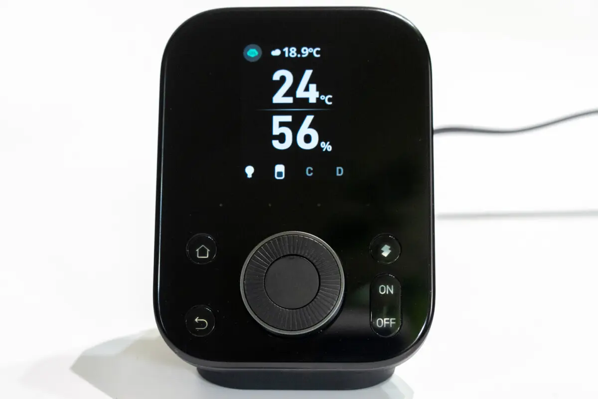 手元で操作できる快適さ。進化したスマートハブ「SwitchBot ハブ3