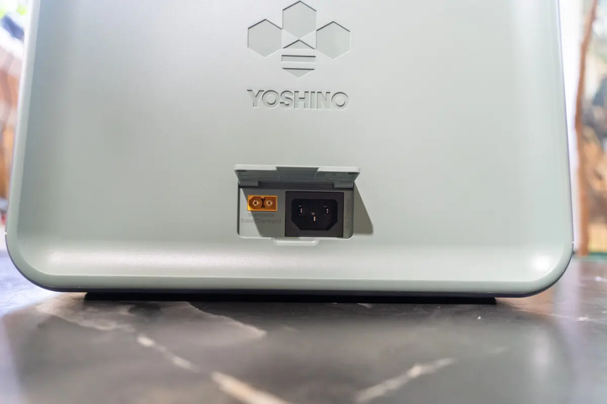 車載もOK！高温耐性抜群のコンパクトポータブル電源「YOSHINO B1200