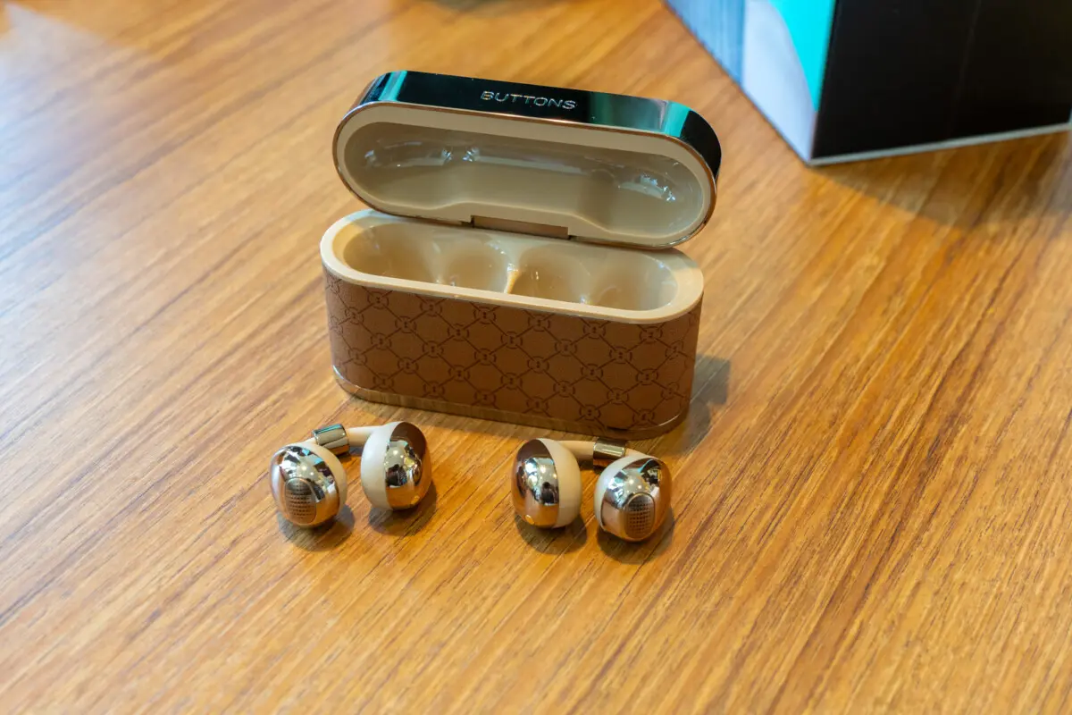 AI技術搭載のラグジュアリーなイヤーカフ型オープンイヤー