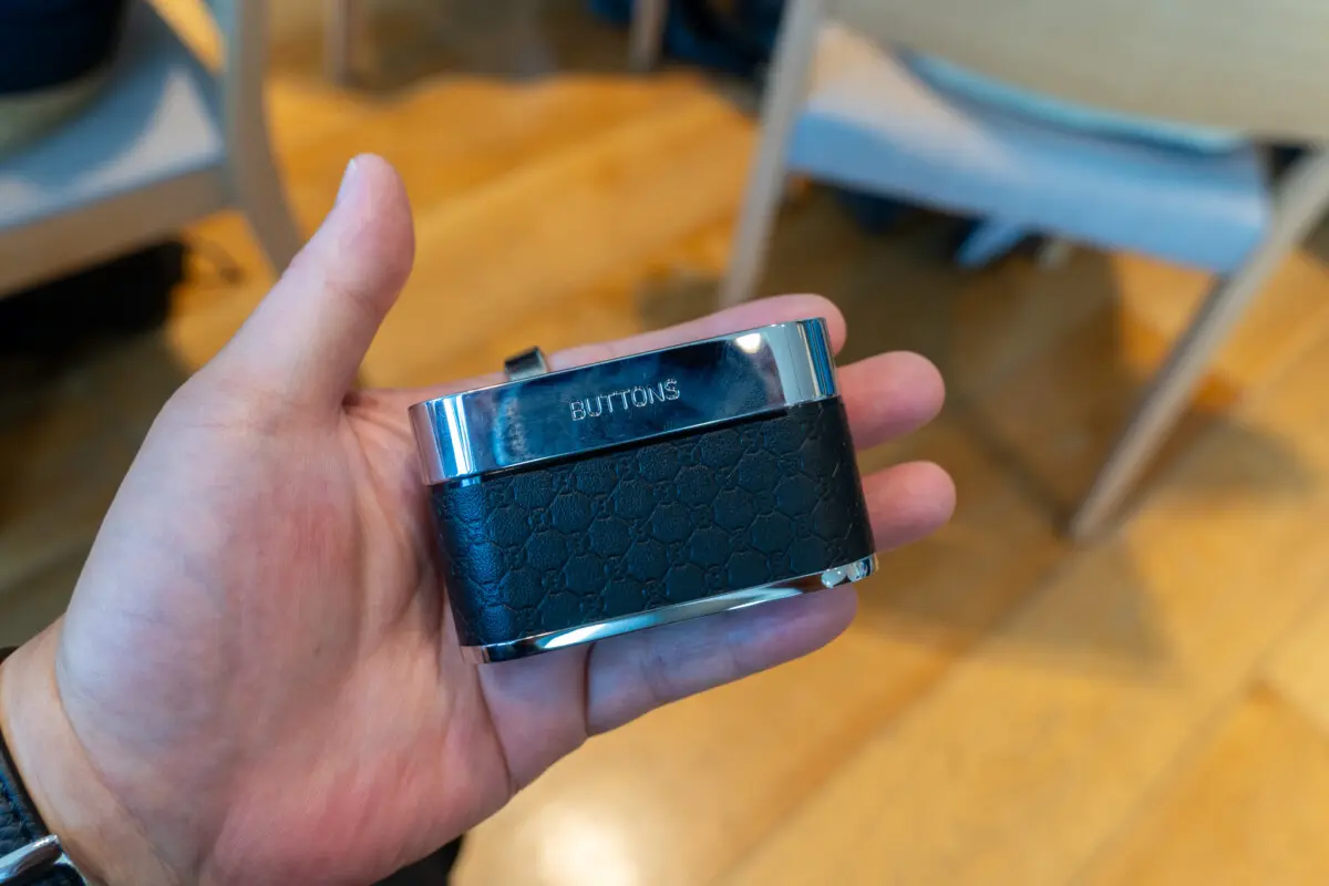 AI技術搭載のラグジュアリーなイヤーカフ型オープンイヤー「BUTTONS