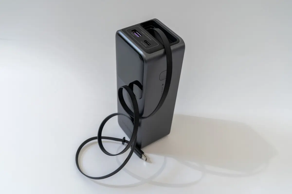 ケーブル忘れの心配なし！UGREENの「巻き取り式」バッテリー＆充電器3