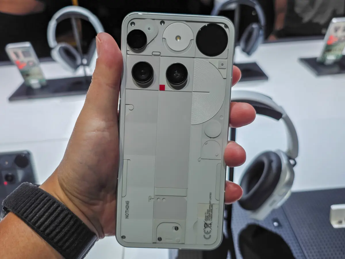 Nothing、フラッグシップスマホ「Phone (3)」、オーバーイヤー型