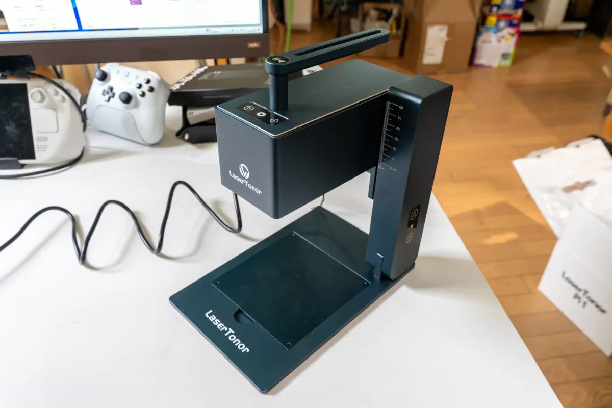 手軽に本格彫刻！折りたたみ式レーザー彫刻機「LaserTonor Pi 1