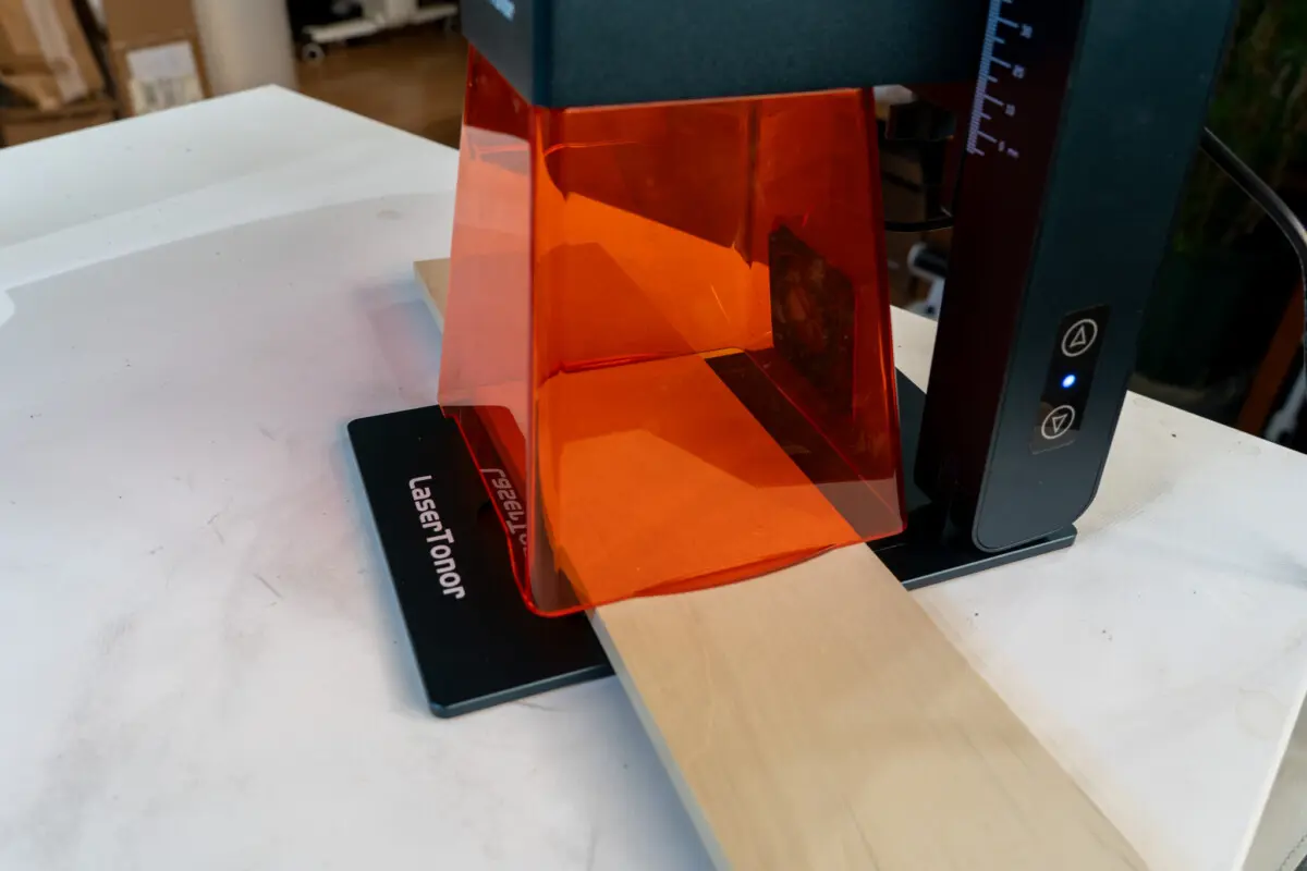 手軽に本格彫刻！折りたたみ式レーザー彫刻機「LaserTonor Pi 1