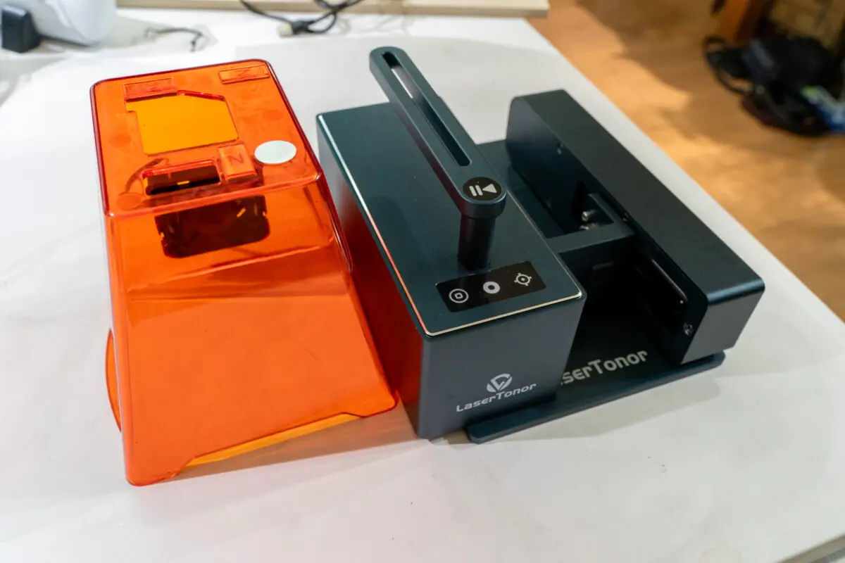 手軽に本格彫刻！折りたたみ式レーザー彫刻機「LaserTonor Pi 1