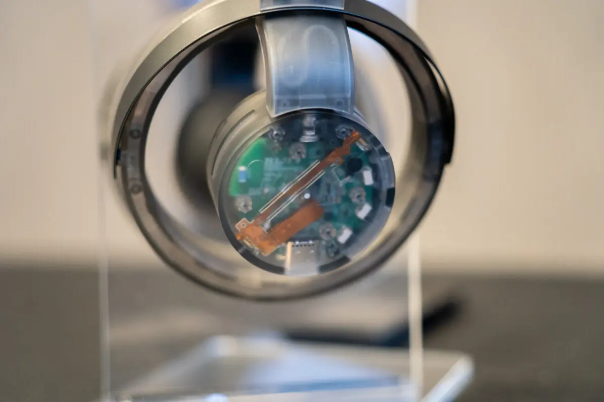 耳をふさがないヘッドホンnwm ONEに新色「ファントムグレイ