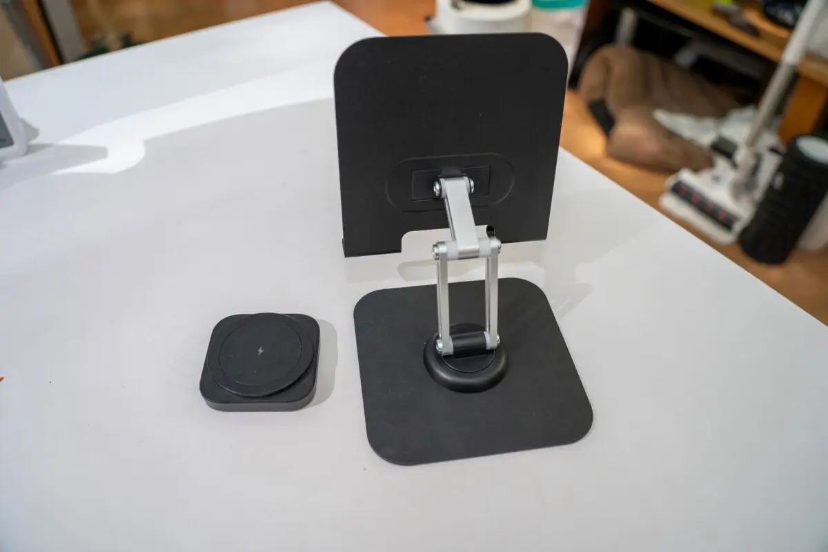 レビュー】55gの軽量2in1 MagSafe充電器と、3軸回転のタブレット