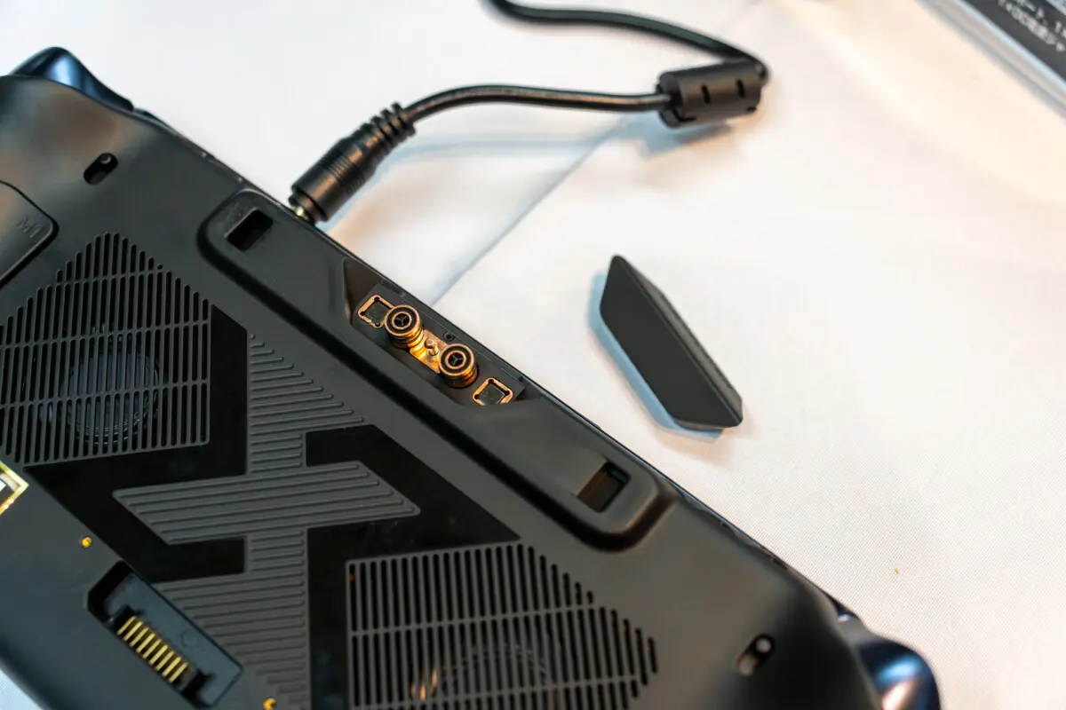 デスクトップ級の性能を手のひらに――「OneXFly APEX」国内発表、AMD