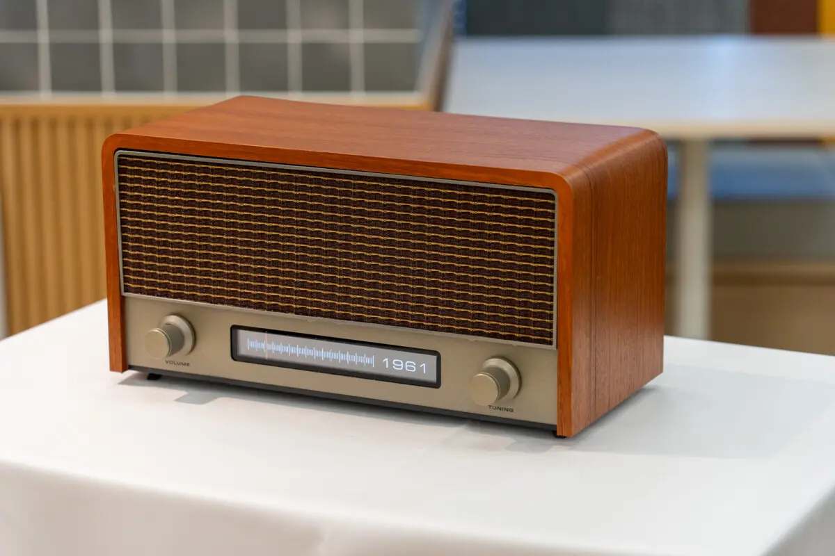 IA アンティークラジオ 【非売品】 とうしょう aiwa AM FM ポケットラジオ 本体内蔵巻取式イヤホン付
