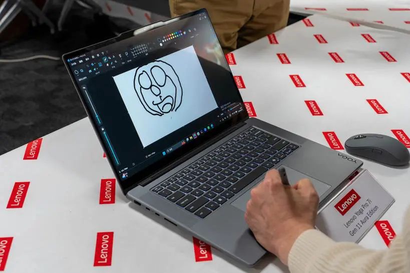 Lenovo、Yoga Gen 11シリーズを発表——975gの薄型軽量フラッグシップや