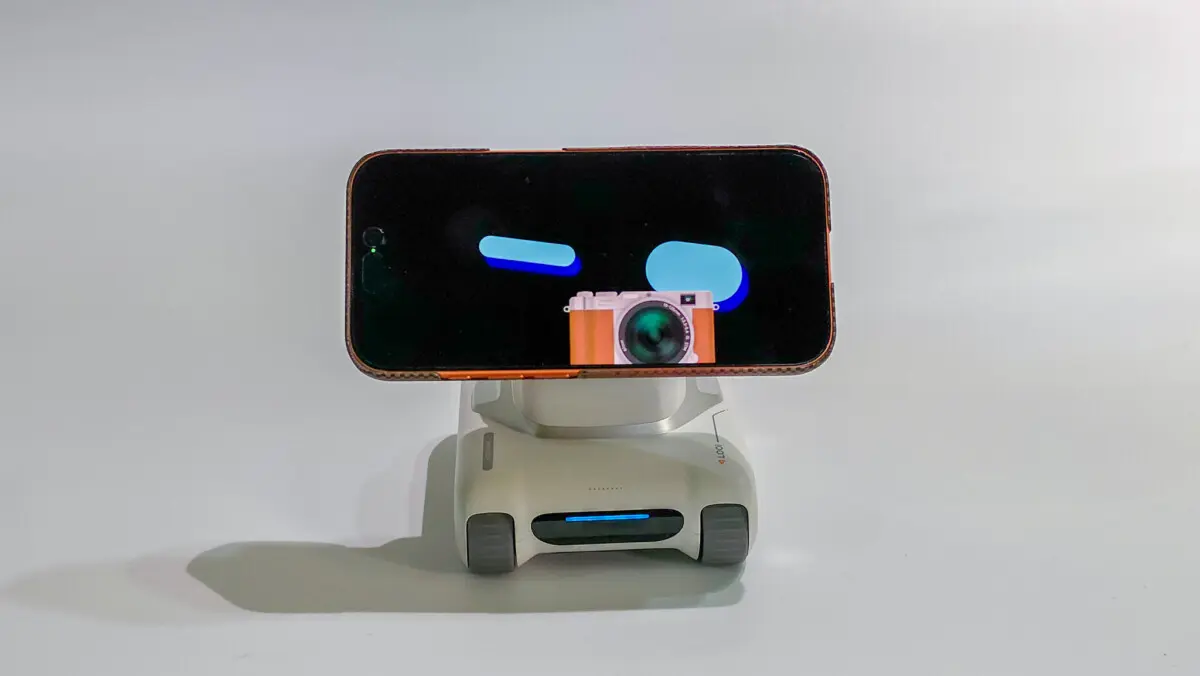 スマホを装着するだけ。AIロボット「LOOI Robot」でデスクが賑やかに