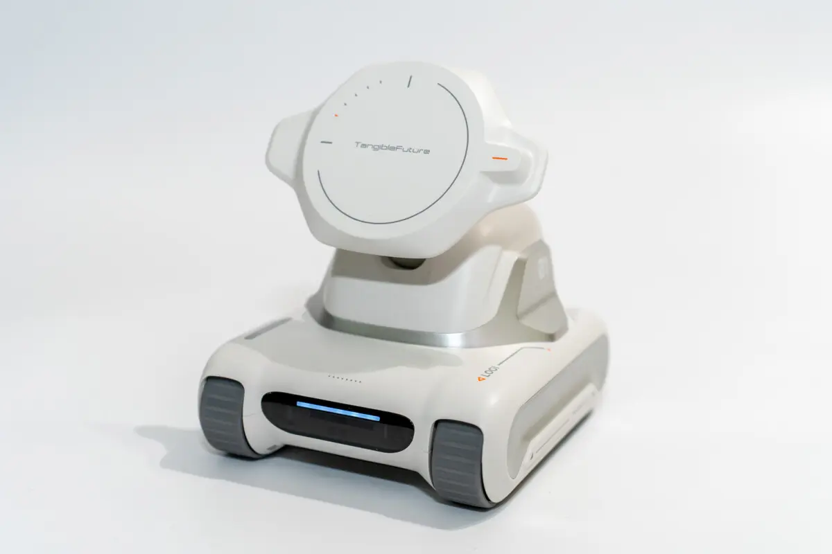 スマホを装着するだけ。AIロボット「LOOI Robot」でデスクが賑やかに