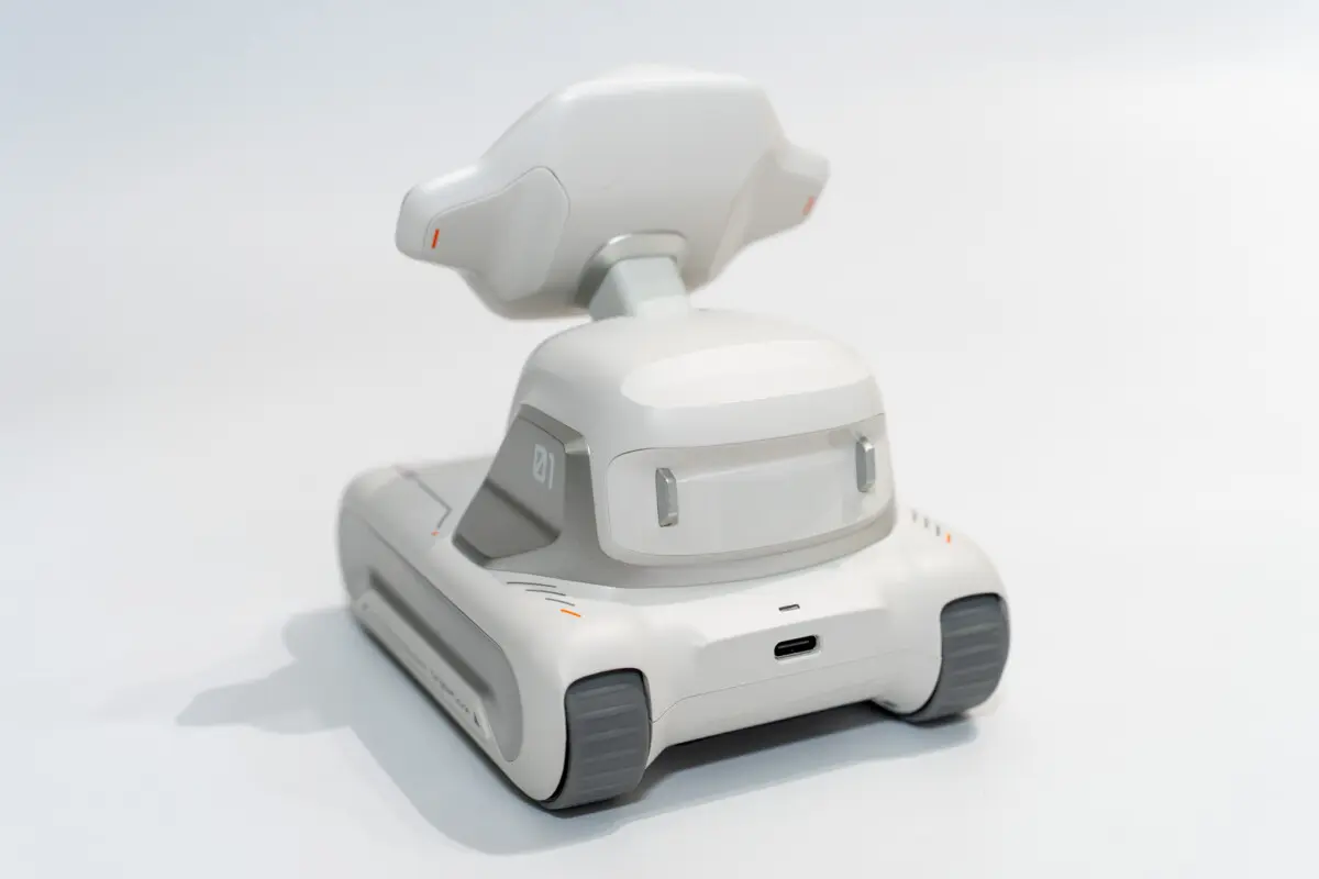 スマホを装着するだけ。AIロボット「LOOI Robot」でデスクが賑やかに
