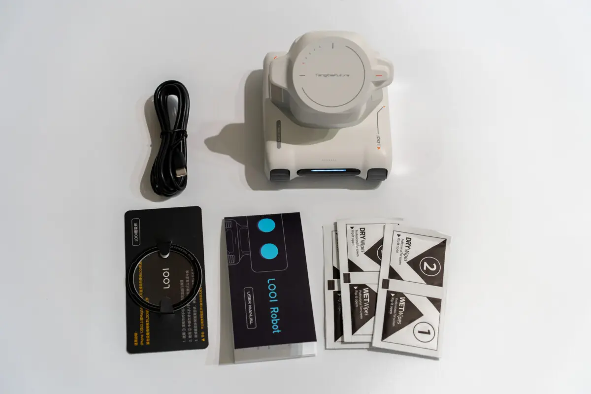 スマホを装着するだけ。AIロボット「LOOI Robot」でデスクが賑やかに