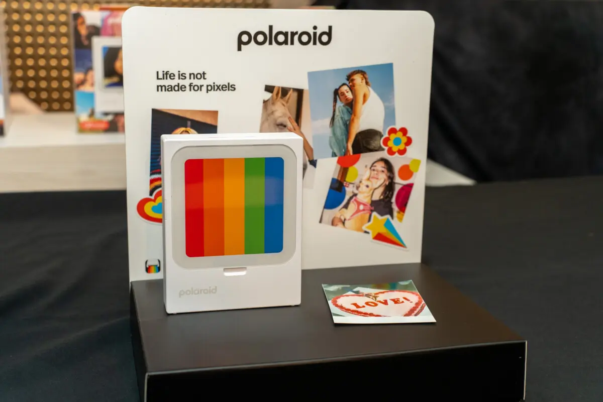 Polaroid Hi-Print 3×3」先行販売開始、本体が写真立てになるスマホ