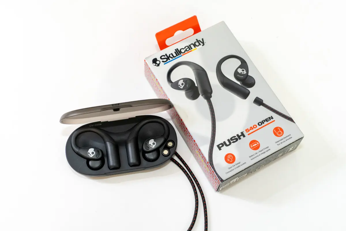 充電ケースのストラップがネックバンドに変わる。Skullcandy「Push 540