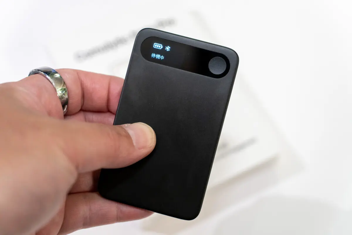 基本機能はサブスク不要。スマホ背面に貼るAIボイスレコーダー