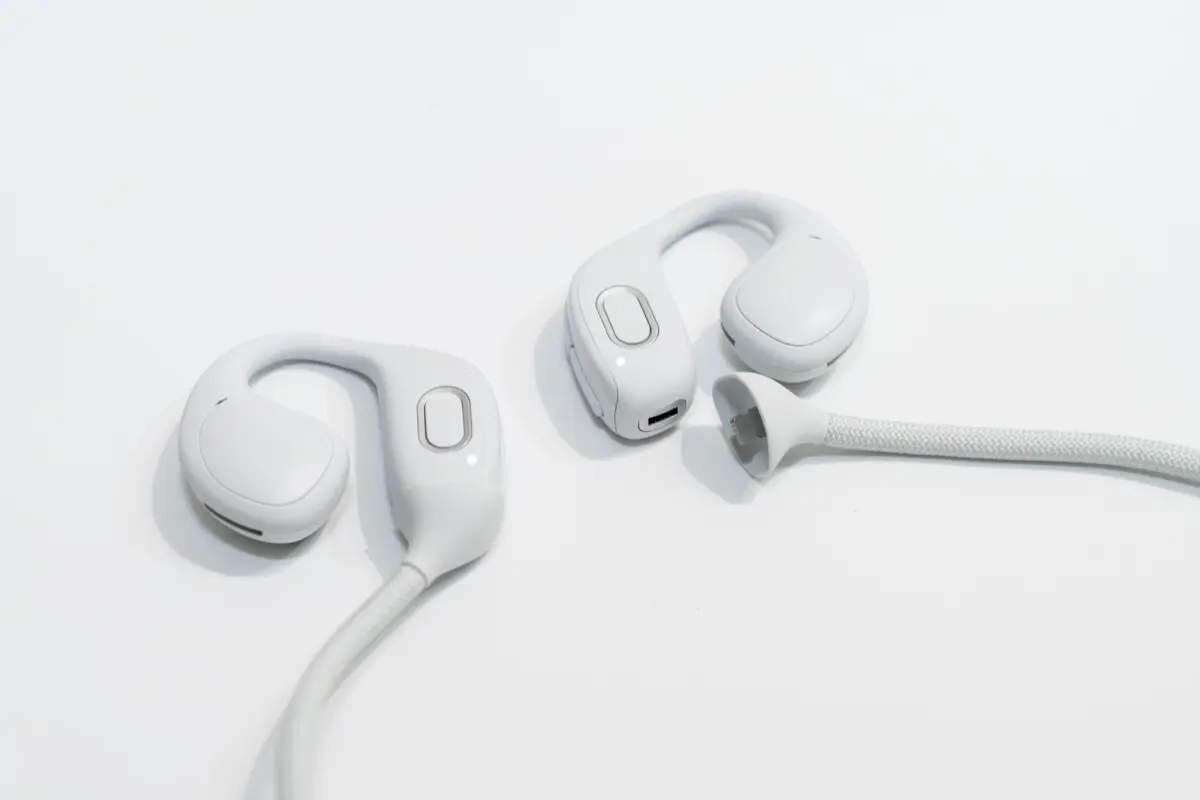 耳をふさがずに日常を拡張する、NTTの最新音響技術が詰まった集音器