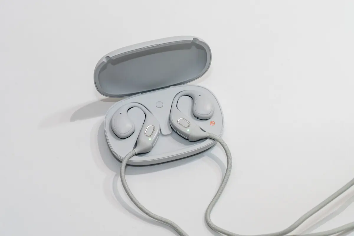 耳をふさがずに日常を拡張する、NTTの最新音響技術が詰まった集音器