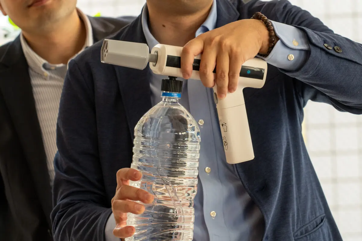 ミラブルの泡を1.5MPaで噴射。コードレス高圧洗浄機「AQUABLAST MINI