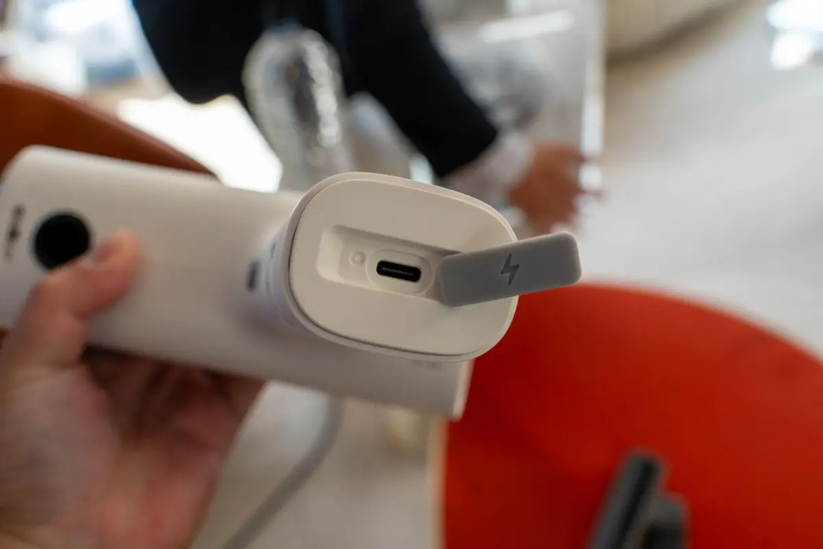 ミラブルの泡を1.5MPaで噴射。コードレス高圧洗浄機「AQUABLAST MINI