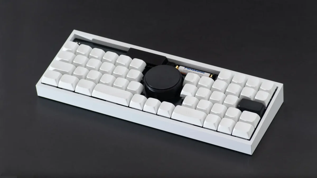 中央にトラックボール搭載の40%自作キーボード「STEEPLECORE」、9月23